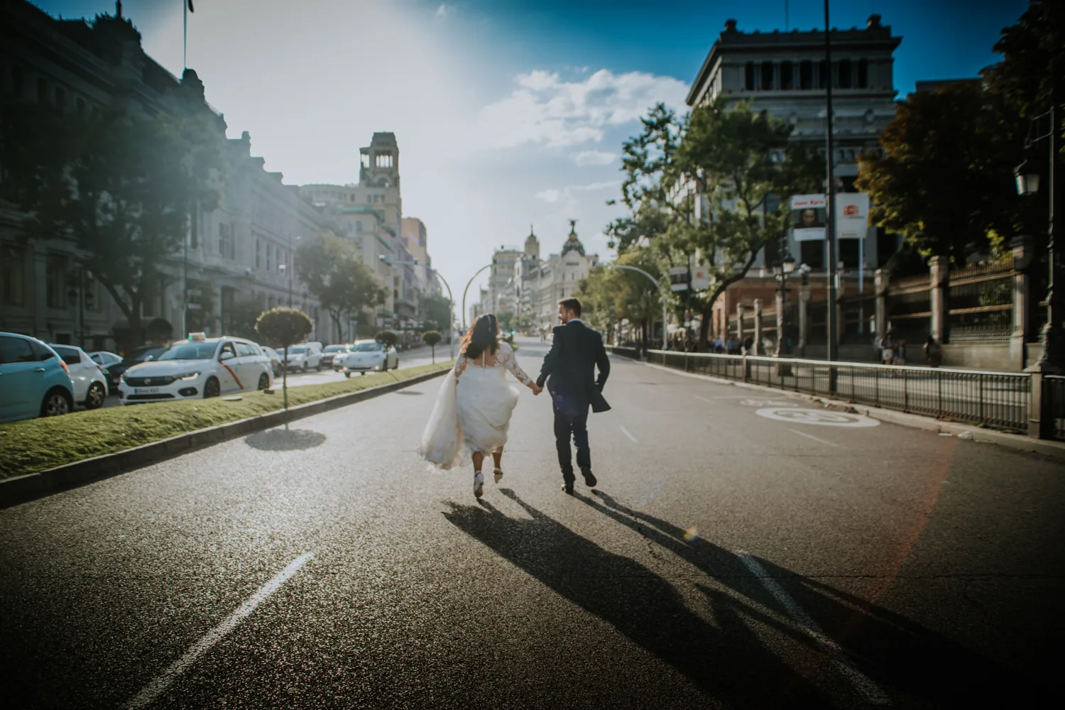 Una pareja camina por la ciudad después de su boda