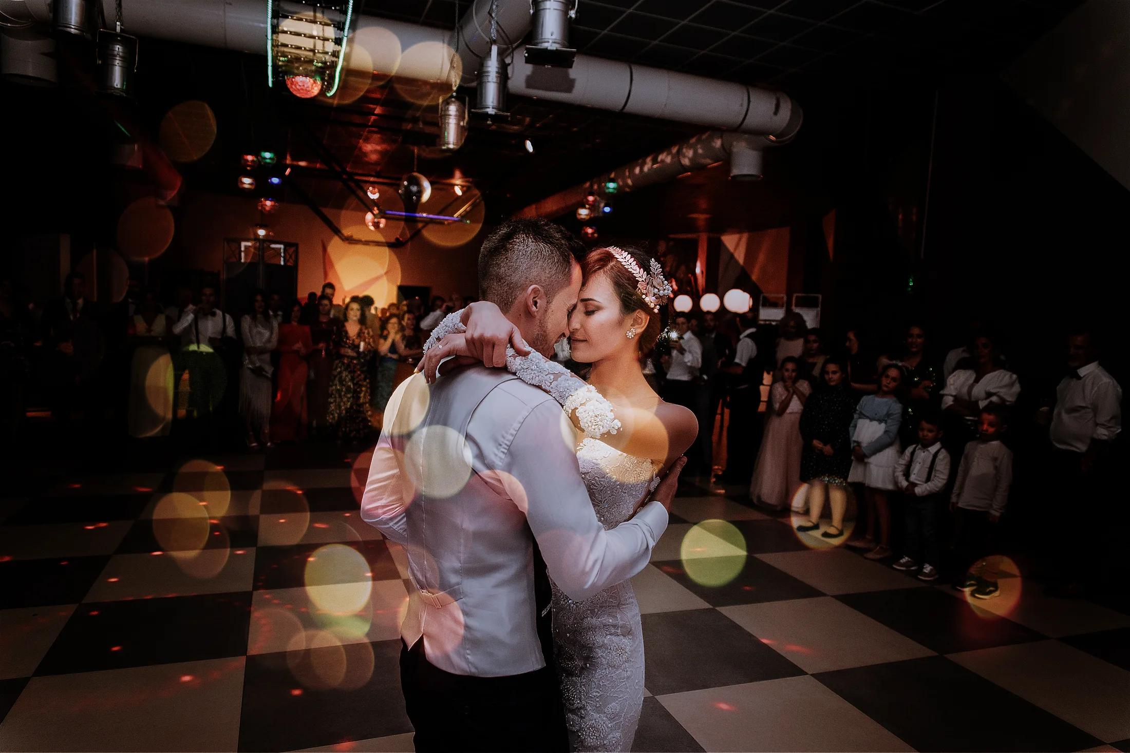 Una pareja baila durante su celebración