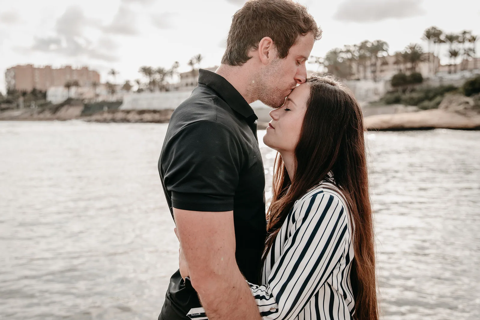 Pareja besándose junto al mar
