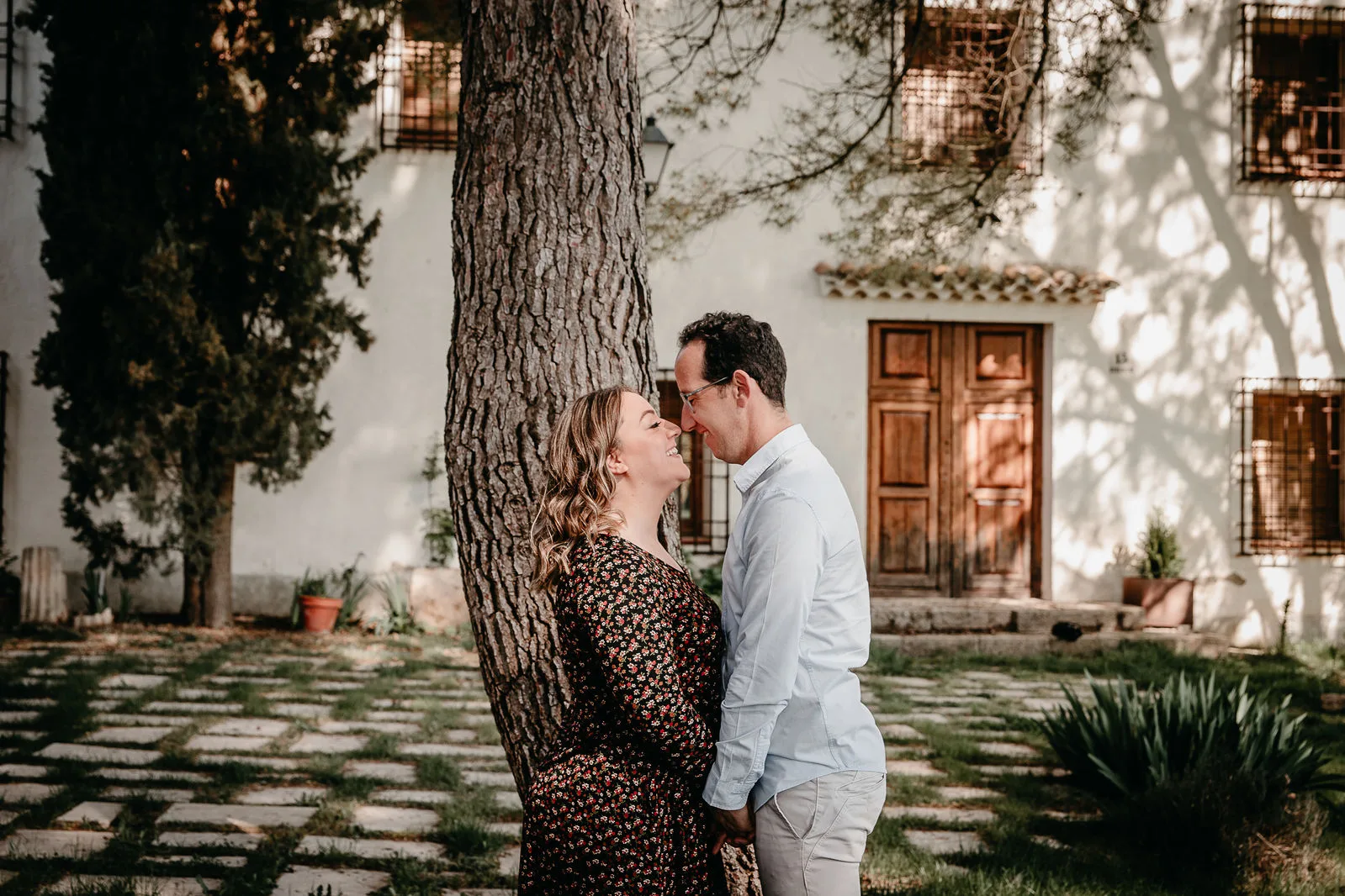 Pareja paseando ante una ermita