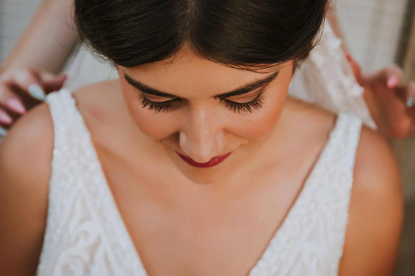 Retrato de una novia durante los preparativos