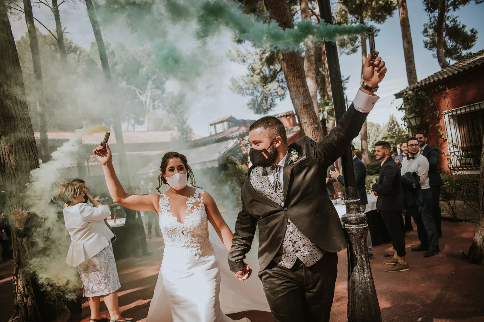 Novios celebrando entre humo y confeti