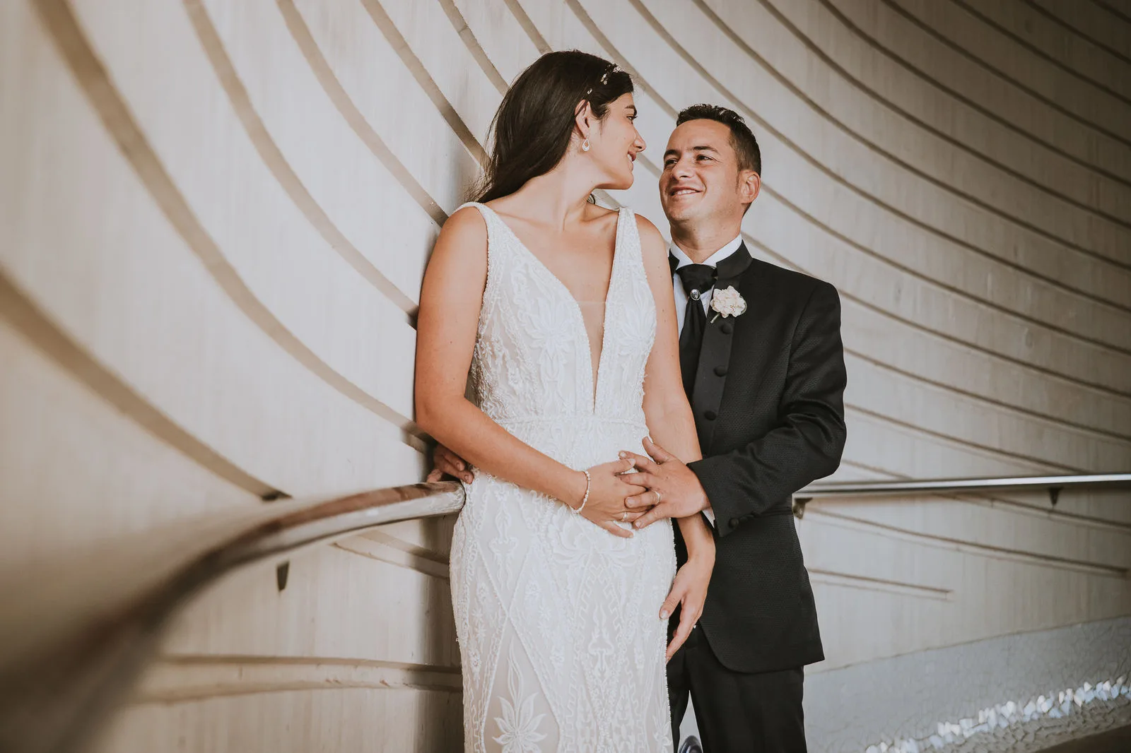 Retrato de una pareja junto a líneas arquitectónicas