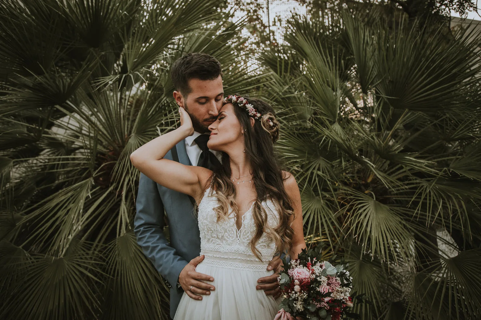 Pareja abrazada entre vegetación