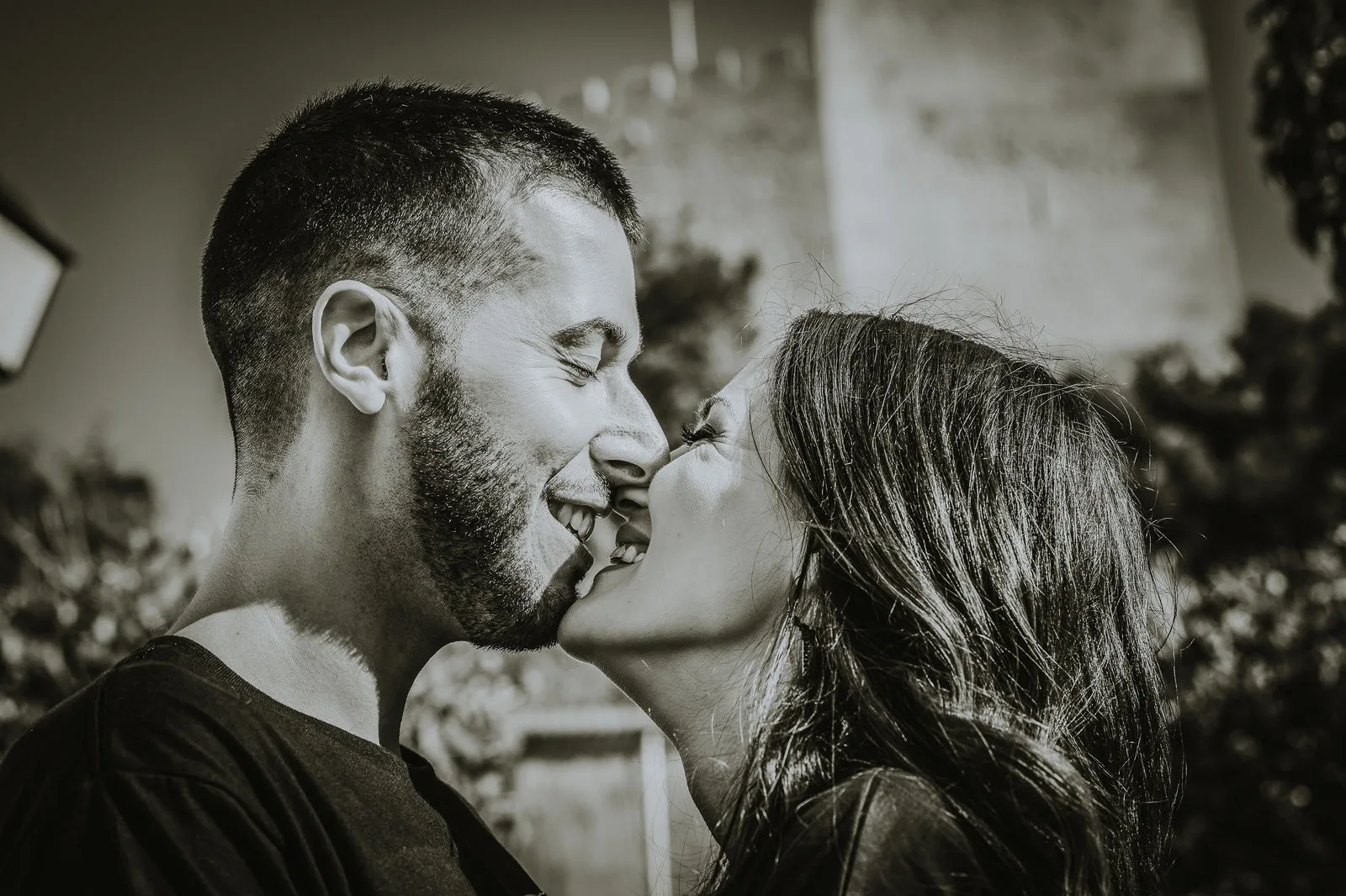 Primer plano en blanco y negro de una pareja besándose