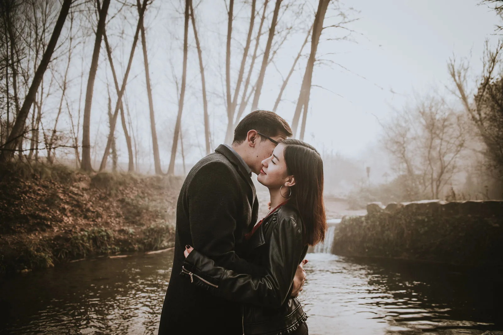 Pareja besándose junto al agua