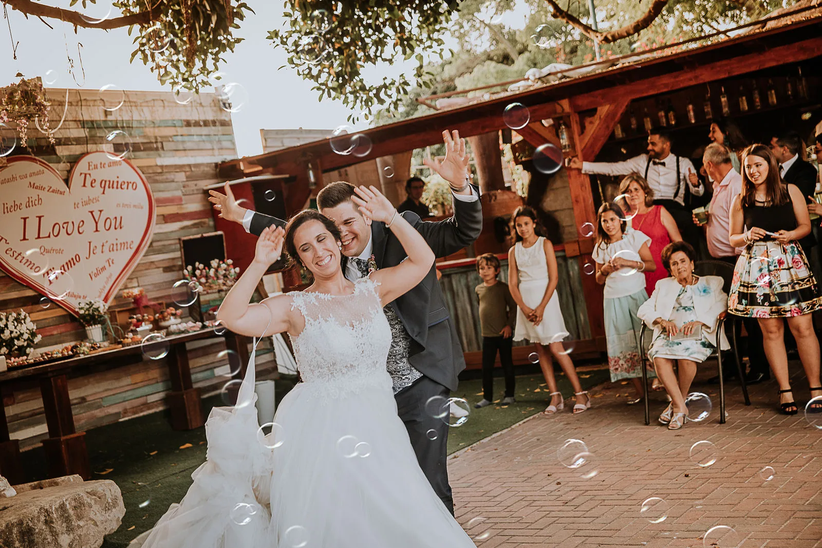 Novia celebrando rodeada de invitados
