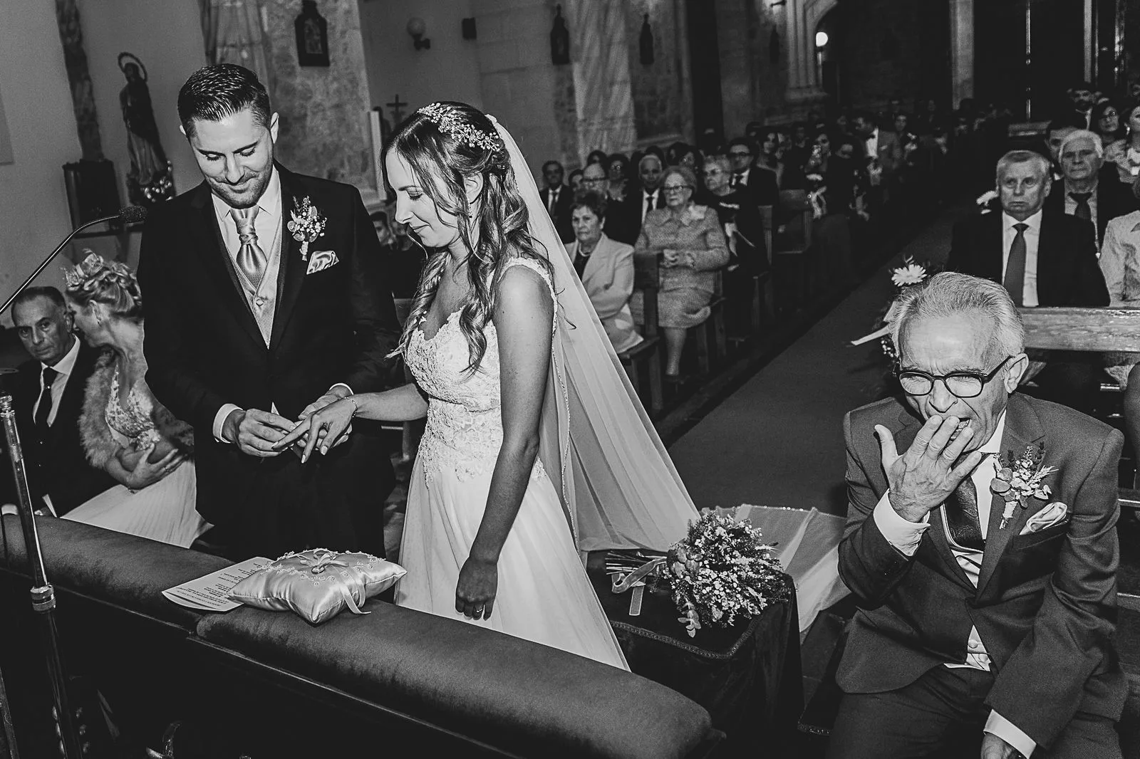 Pareja firmando durante una ceremonia