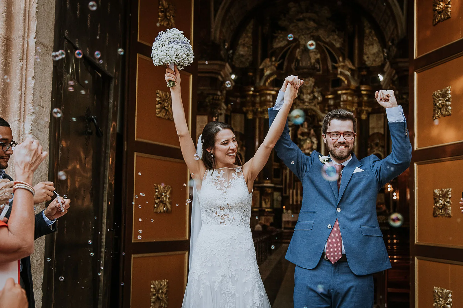 Pareja celebrando a la salida de la ceremonia