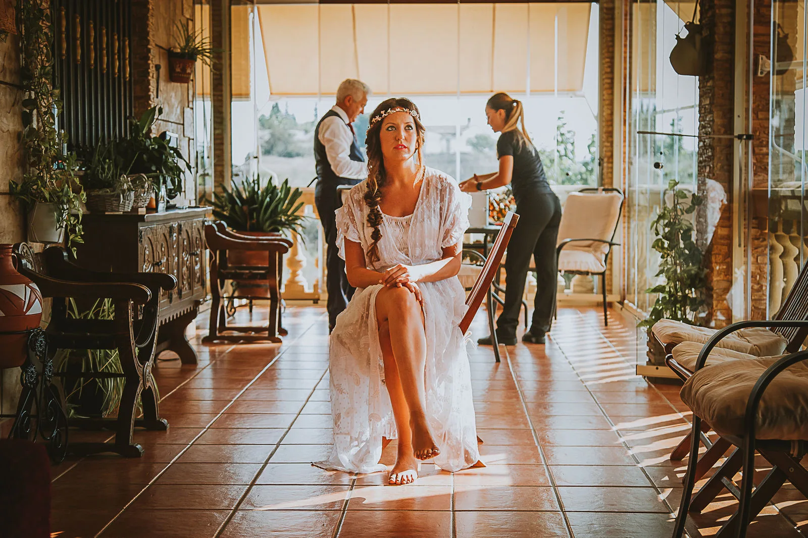 Novia preparándose rodeada de amigas
