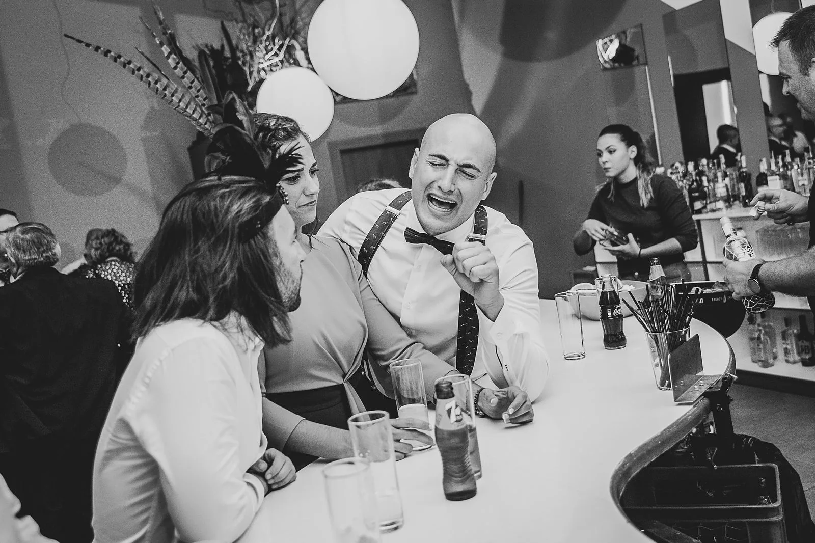 Invitados riendo durante el banquete