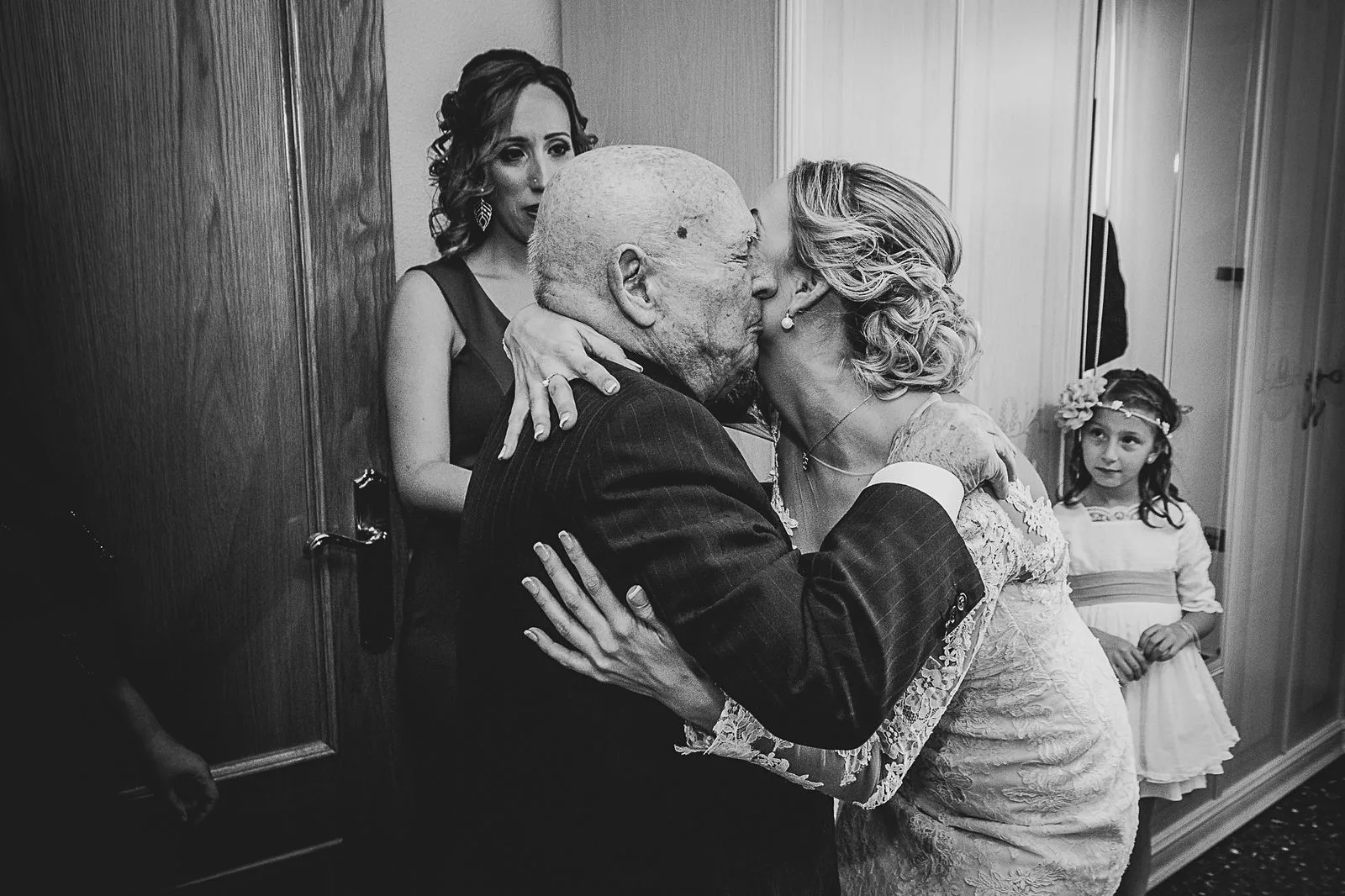 Abrazo familiar durante la celebración en blanco y negro