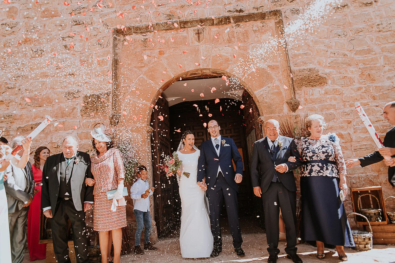 Salida de una ceremonia rodeada de familiares