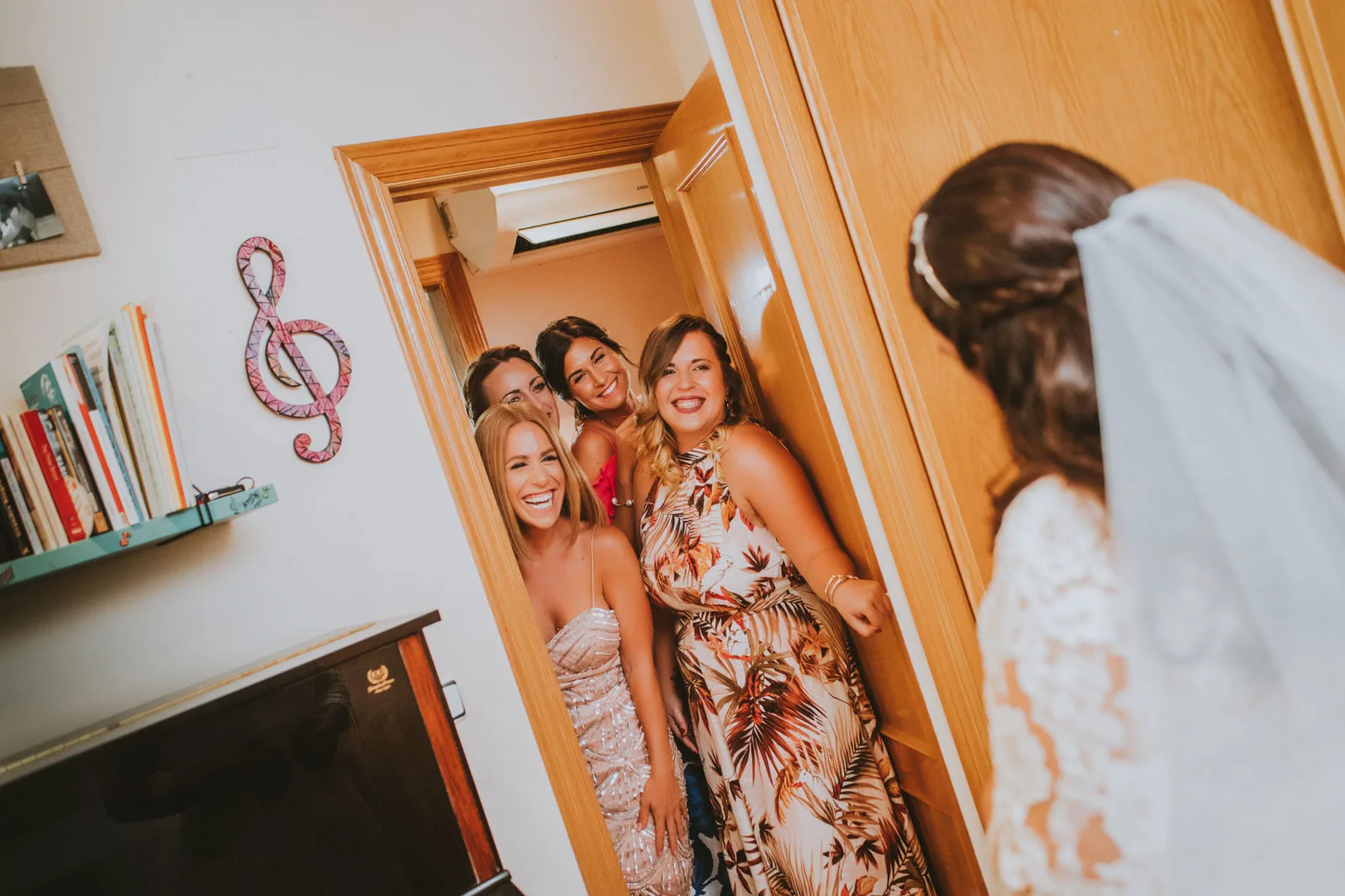Amigas entrando en la habitación de la novia