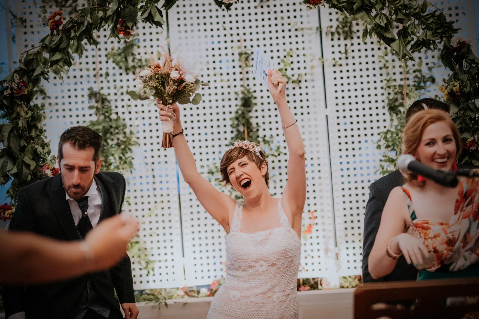 Novia celebrando entre pétalos y confeti