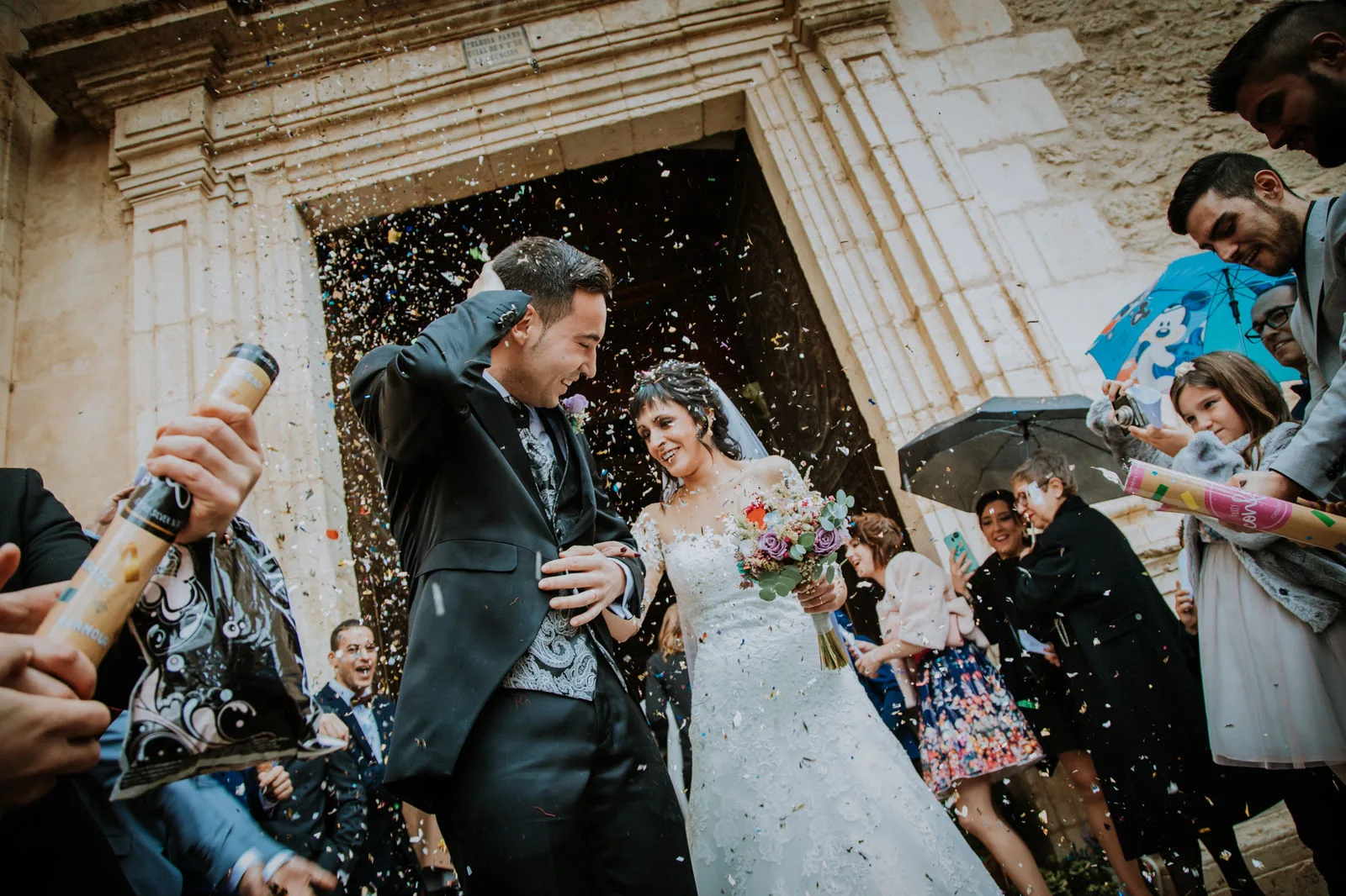 Recién casados saliendo de una iglesia