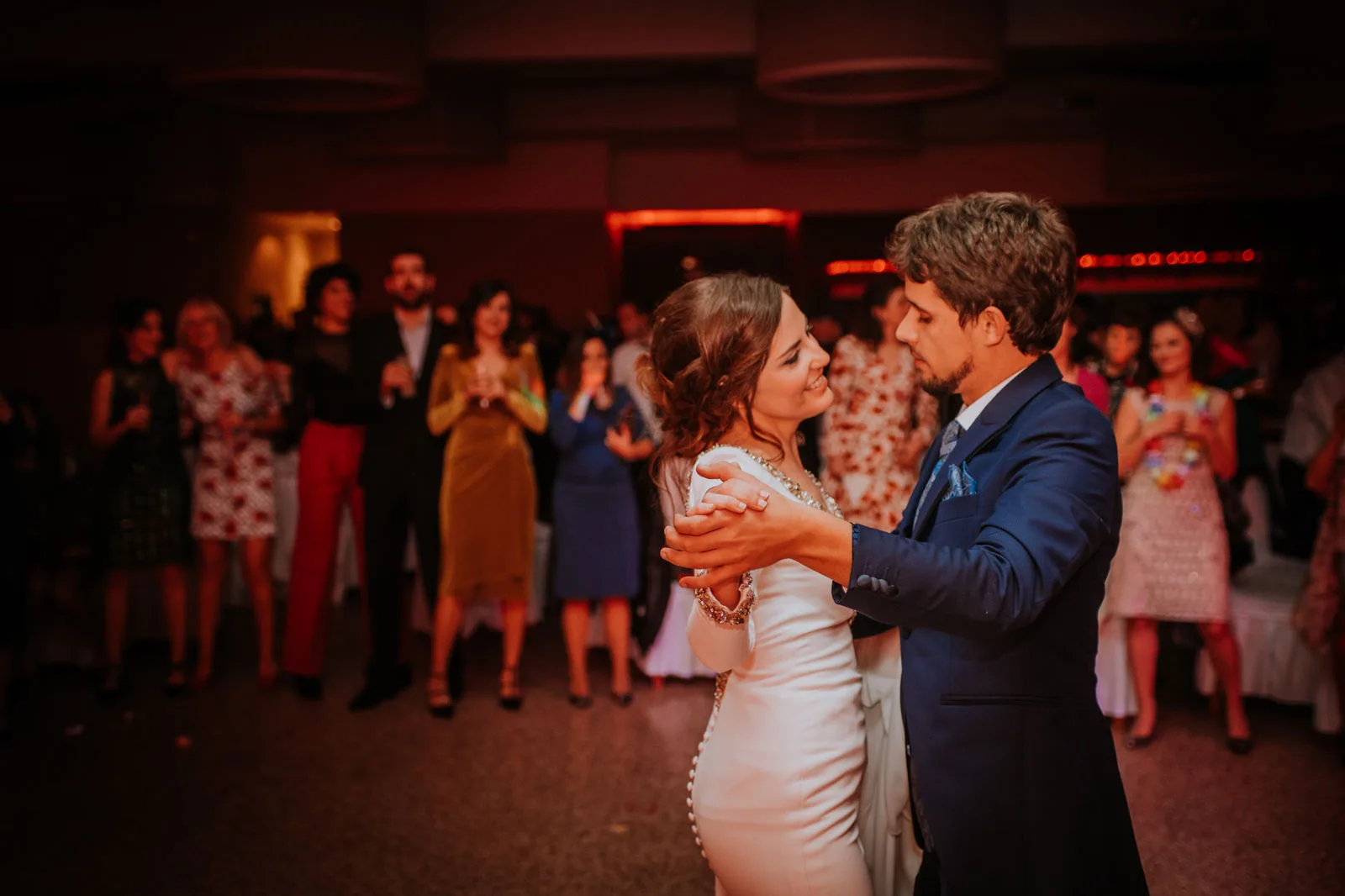 Pareja bailando rodeada de sus invitados