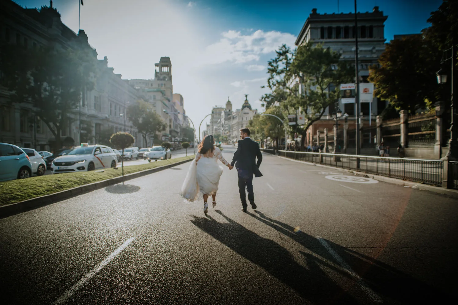 Pareja caminando por una gran avenida