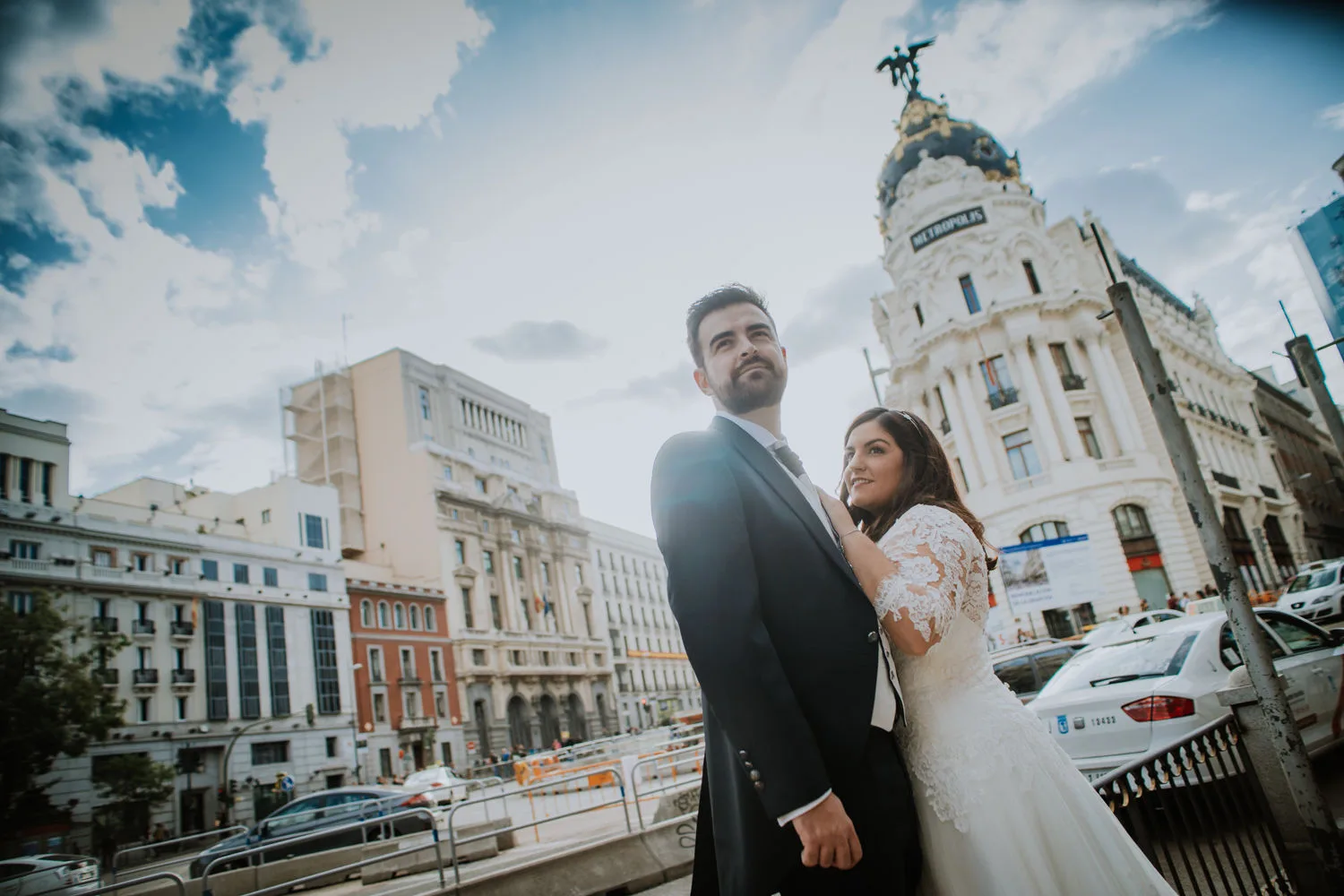 Retrato urbano de una pareja de recién casados