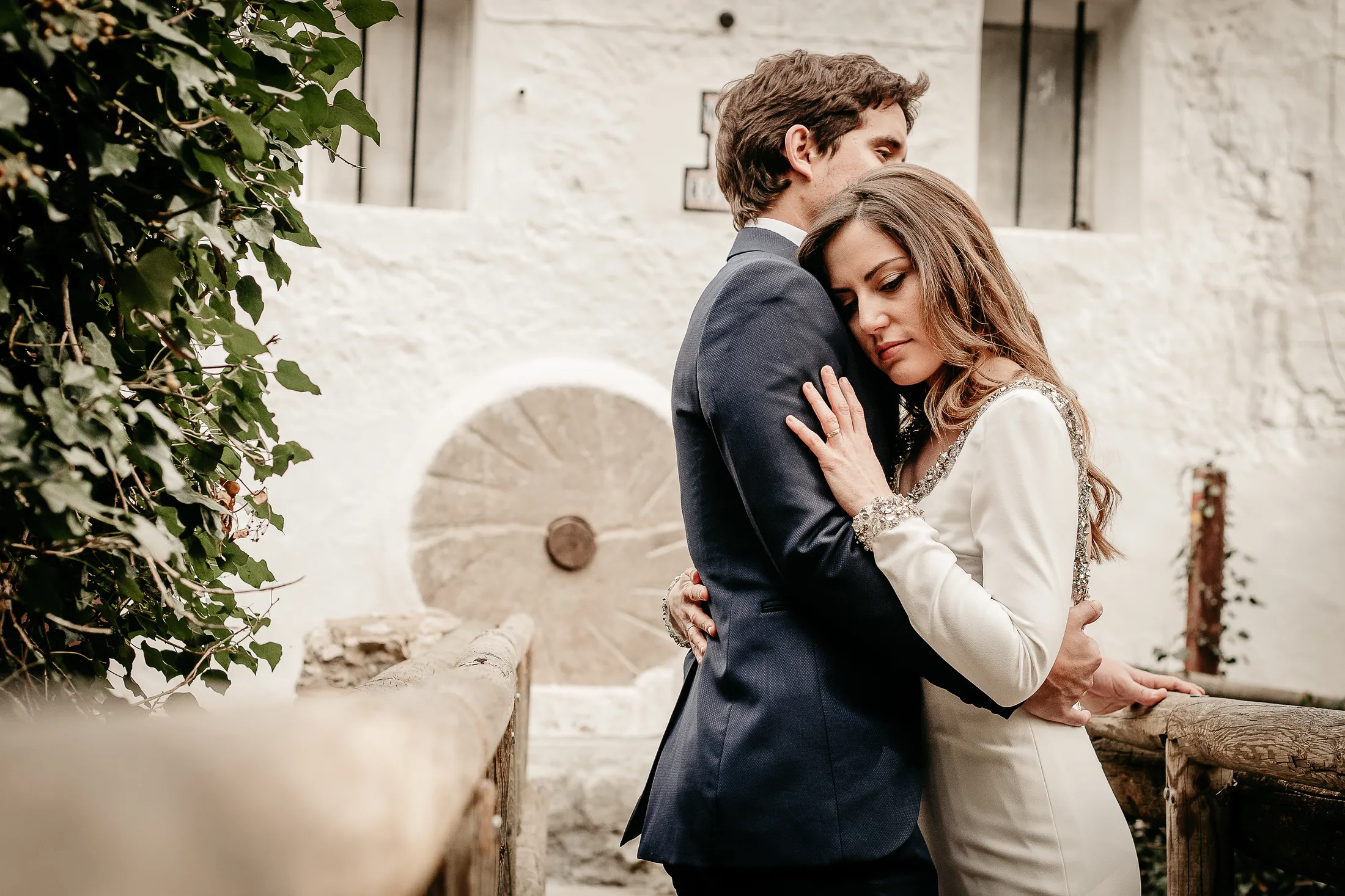 Una pareja se abraza en la intimidad de su boda