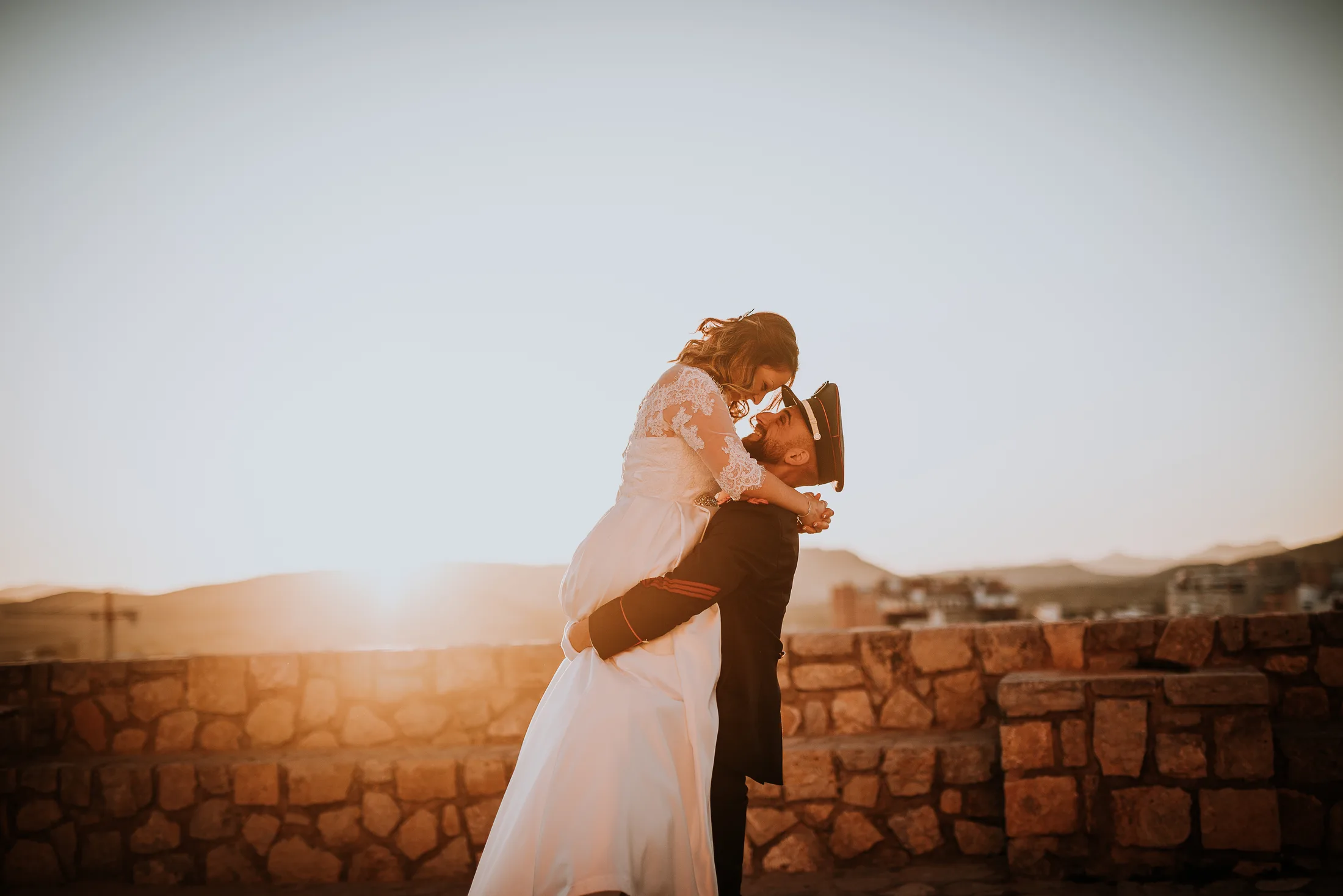 Una pareja se besa al atardecer